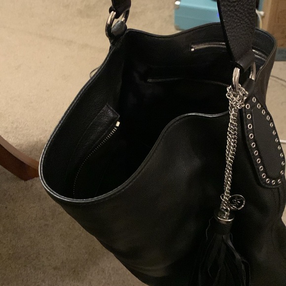 Black leather Michael Kors shoulder bag. Rivits along the shoulder strap. - Picture 3 of 3